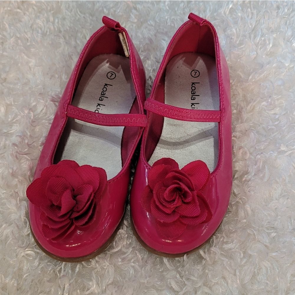 Pink dress shoes with flower